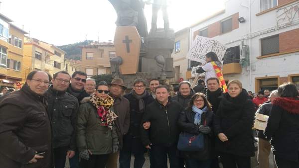 Arturo Aliaga con otros representantes del PAR este sábado en la manifestación. Arturo Aliaga con otros representantes del PAR este sábado en la manifestación.