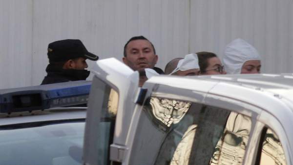 Imagen del detenido en su traslado este sábado a la vivienda familiar en Sárdoma Imagen del detenido en su traslado este sábado a la vivienda familiar en Sárdoma