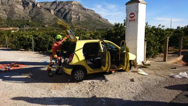 Coche accidentado en Tavernes de la Valldigna Coche accidentado en Tavernes de la Valldigna