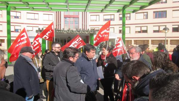 Protesta de CCOO junto al Hospital de Mérida Protesta de CCOO junto al Hospital de Mérida