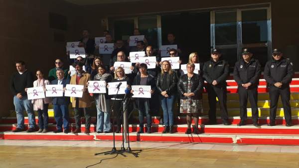 Concentracion por el asesinato machista en Fuengirola Concentracion por el asesinato machista en Fuengirola