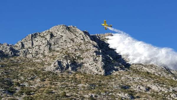 Avión extingue un incendio en una montaña de Beniarbeig, incendio, fuego, sierra Avión extingue un incendio en una montaña de Beniarbeig, incendio, fuego, sierra