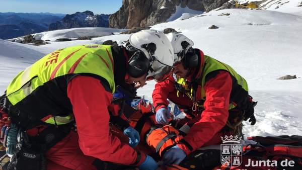 León.- Rescate a un montañero en Picos de Europa con la pierna fracturada León.- Rescate a un montañero en Picos de Europa con la pierna fracturada