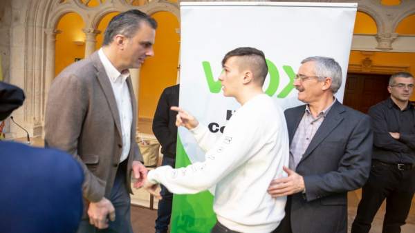 Un joven increpa al secretario general de Vox Un joven increpa al secretario general de Vox
