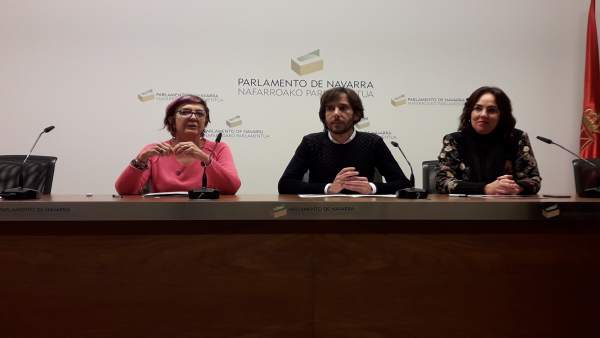 Ainhoa Aznárez (d), Mikel Buil y Tere Sáez, parlamentarios de Podemos Navarra. Ainhoa Aznárez (d), Mikel Buil y Tere Sáez, parlamentarios de Podemos Navarra.
