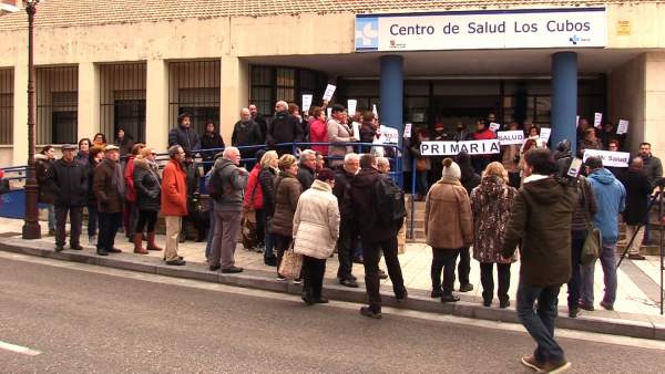 Concentración ante el Centro de Salud de Los Cubos. Burgos Concentración ante el Centro de Salud de Los Cubos. Burgos