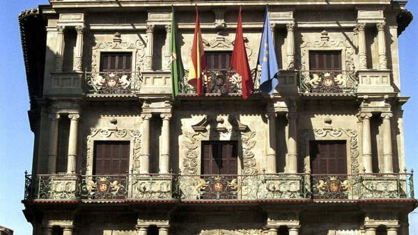 Fachada del Ayuntamiento de Pamplona. Fachada del Ayuntamiento de Pamplona.