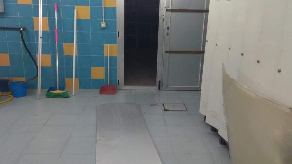 Una de las puertas reventadas en Las Fuentezuelas Una de las puertas reventadas en Las Fuentezuelas