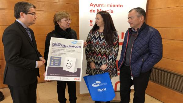 Pelegrín y Jesús Pacheco con miemrbos de la asociación Pelegrín y Jesús Pacheco con miemrbos de la asociación