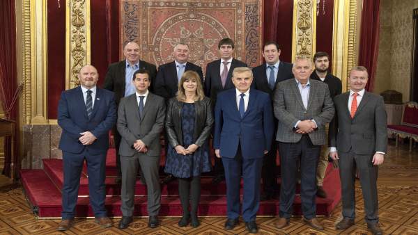 Ollo y el delegado en Bruselas junto al grupo del Comité de las Regiones Ollo y el delegado en Bruselas junto al grupo del Comité de las Regiones