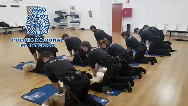 Agentes practican ejercicios cardio-respiratorios Agentes practican ejercicios cardio-respiratorios