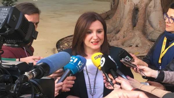 María José Català en atención a los medios María José Català en atención a los medios