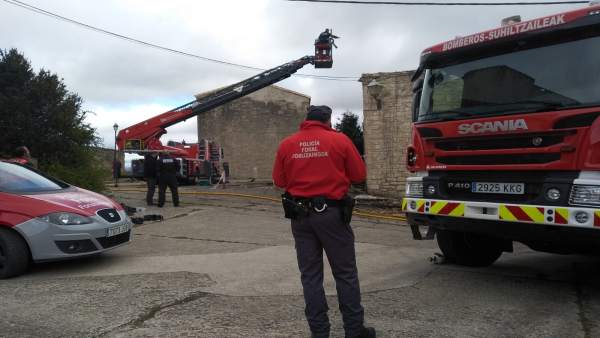 Policía Foral junto a la vivienda incendiada en Artaiz Policía Foral junto a la vivienda incendiada en Artaiz