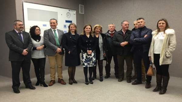 El alcalde de Cazorla (3i) en la visita al Hospital de Alta Resolución. El alcalde de Cazorla (3i) en la visita al Hospital de Alta Resolución.