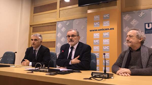 Ángel Pazos ha comparecido acompañado de dos vicerrectores Ángel Pazos ha comparecido acompañado de dos vicerrectores