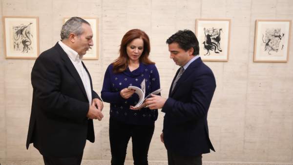 Silvia Clemente en la última exposición que se ha inaugurado en las Cortes. 14-1 Silvia Clemente en la última exposición que se ha inaugurado en las Cortes. 14-1