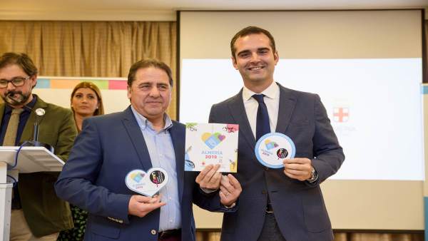 El alcalde de Almería entrega las acreditaciones de 'Almería 2019' a empresas El alcalde de Almería entrega las acreditaciones de 'Almería 2019' a empresas