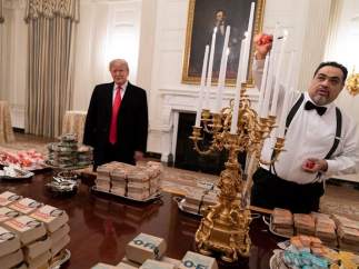 Trump recibe con hamburguesas a un equipo universitario