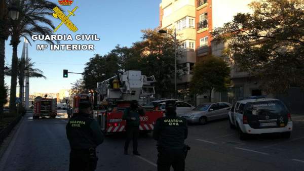 Actuación en el bloque incendiado en Roquetas de Mar Actuación en el bloque incendiado en Roquetas de Mar
