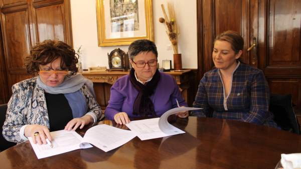 Encarnación Pérez y Pilar Rodríguez firman el acuerdo . Encarnación Pérez y Pilar Rodríguez firman el acuerdo .