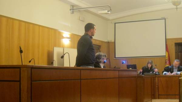 El acusado, de pie, durante el juicio. 9-1-2019. El acusado, de pie, durante el juicio. 9-1-2019.