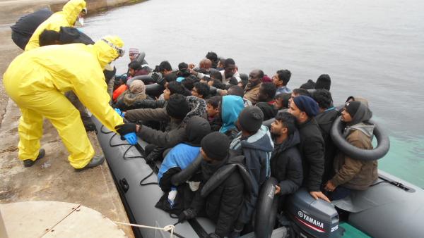 Llegada de una patera a la isla de Alborán Llegada de una patera a la isla de Alborán
