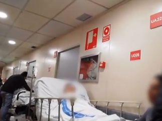 Pacientes en pasillos