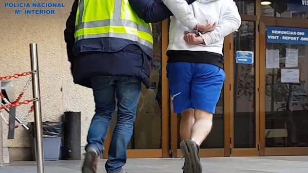 Imagen de la detención de un joven por robos a taxistas Imagen de la detención de un joven por robos a taxistas