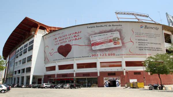 Estadio Ramón Sanchez Pizjuan ( Sevilla F C ) Estadio Ramón Sanchez Pizjuan ( Sevilla F C )