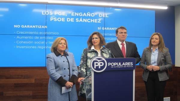 La diputada PP Isabel Borrego junto con sus compañeros en Congreso La diputada PP Isabel Borrego junto con sus compañeros en Congreso