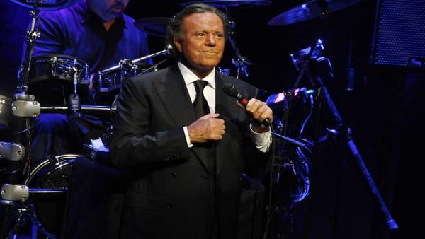 El jutge ajorna el juí per la paternitat del suposat fill de Julio Iglesias per a practicar una prova al demandant El jutge ajorna el juí per la paternitat del suposat fill de Julio Iglesias per a practicar una prova al demandant