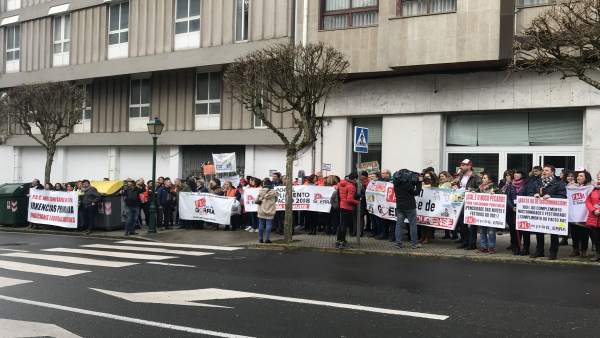 Protesta de personal de PACs frente al Parlamento de Galicia. Protesta de personal de PACs frente al Parlamento de Galicia.
