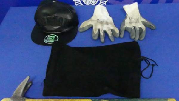 Material incautado tras el intento de robo en el bar de la calle Wences Moreno. Material incautado tras el intento de robo en el bar de la calle Wences Moreno.