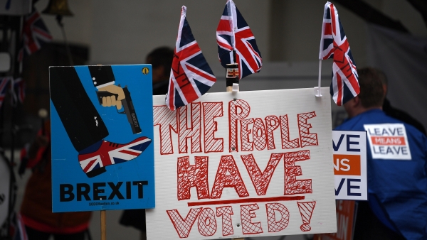 Carteles y pancartas a favor y en contra del 'brexit'