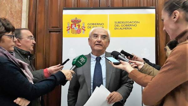 El subdelegado de Gobierno de Almería, Manuel de la Fuente, atiende a los medios El subdelegado de Gobierno de Almería, Manuel de la Fuente, atiende a los medios