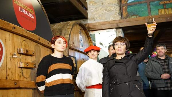 Olatz Arrieta abre la temporada de txotx en Gartziategi. Olatz Arrieta abre la temporada de txotx en Gartziategi.