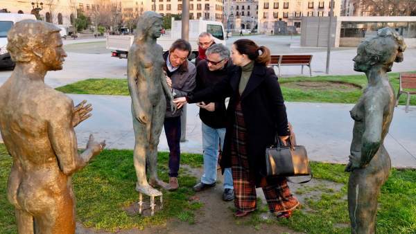 Recolocación de la escultura femenina del Monumento al Incendio Recolocación de la escultura femenina del Monumento al Incendio