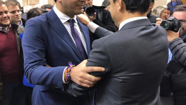Requena saluda a Moreno durante su investidura como presidente de la Junta. Requena saluda a Moreno durante su investidura como presidente de la Junta.
