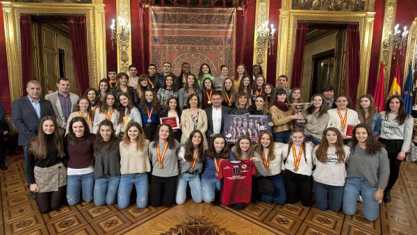 Herrera con la selecciones navarras de balonmano y el Club Rítmica Alaia Herrera con la selecciones navarras de balonmano y el Club Rítmica Alaia