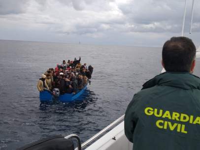 Imagen de los inmigrantes rescatados en aguas del Estrecho de Gibraltar.