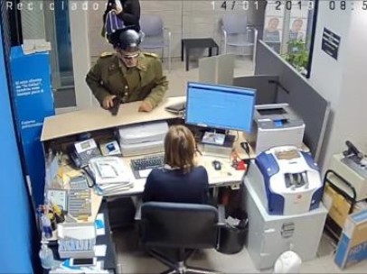 Hombre atraca con arma de fuego un banco de Badajoz vestido de Guardia Civil.