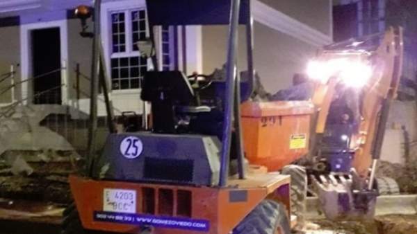 Foto de la excavadora que ha roto la tubería Foto de la excavadora que ha roto la tubería