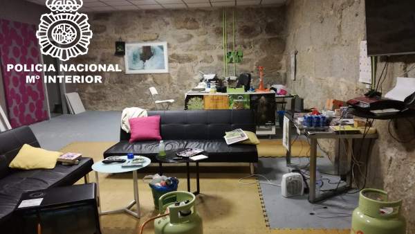 Detenido un hombre que regentaba un local para fumar marihuana en Ourense. Detenido un hombre que regentaba un local para fumar marihuana en Ourense.
