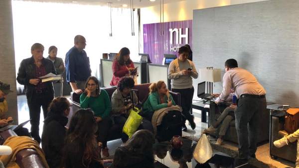 Imagen de los pasajeros esperando en el hotel. Imagen de los pasajeros esperando en el hotel.