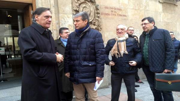 El alcalde de Salamanca junto al presidente de la asociación Salvar el Archivo El alcalde de Salamanca junto al presidente de la asociación Salvar el Archivo