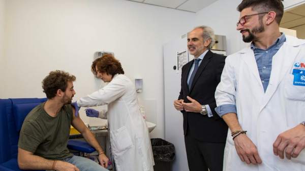 El consejero de Sanidad de la Comunidad de Madrid, Enrique Ruiz Escudero (d). El consejero de Sanidad de la Comunidad de Madrid, Enrique Ruiz Escudero (d).