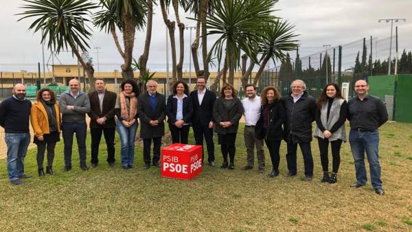 Catalina Cladera, precandidata socialista al Consell, con alcaldes del PSIB Catalina Cladera, precandidata socialista al Consell, con alcaldes del PSIB