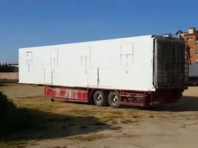 Imagen del remolque donde se encuentran encerrados los animales del circo en Cabra.