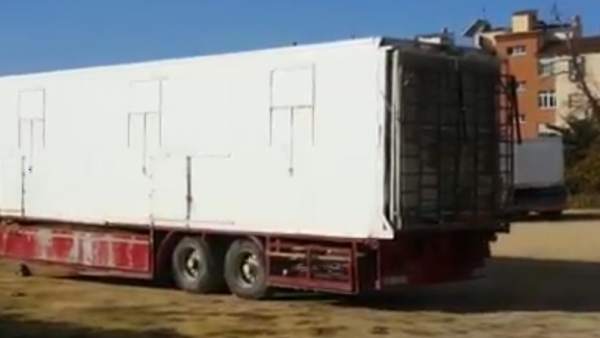 Imagen del remolque donde se encuentran encerrados los animales del circo en Cabra. Imagen del remolque donde se encuentran encerrados los animales del circo en Cabra.