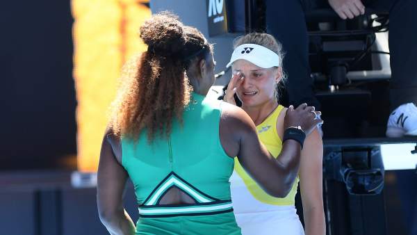 Serena Williams consuela a Yastremska tras vencerle Serena Williams consuela a Yastremska tras vencerle